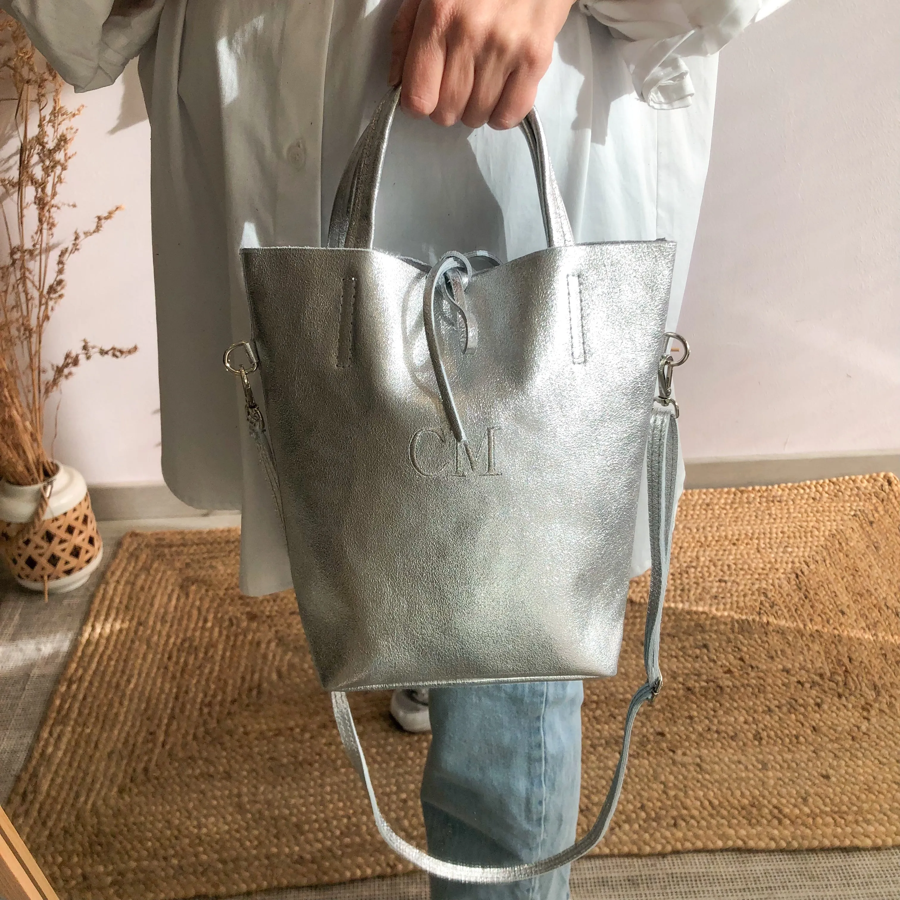 Bolso pequeo piel plata personalizado iniciales bordadas