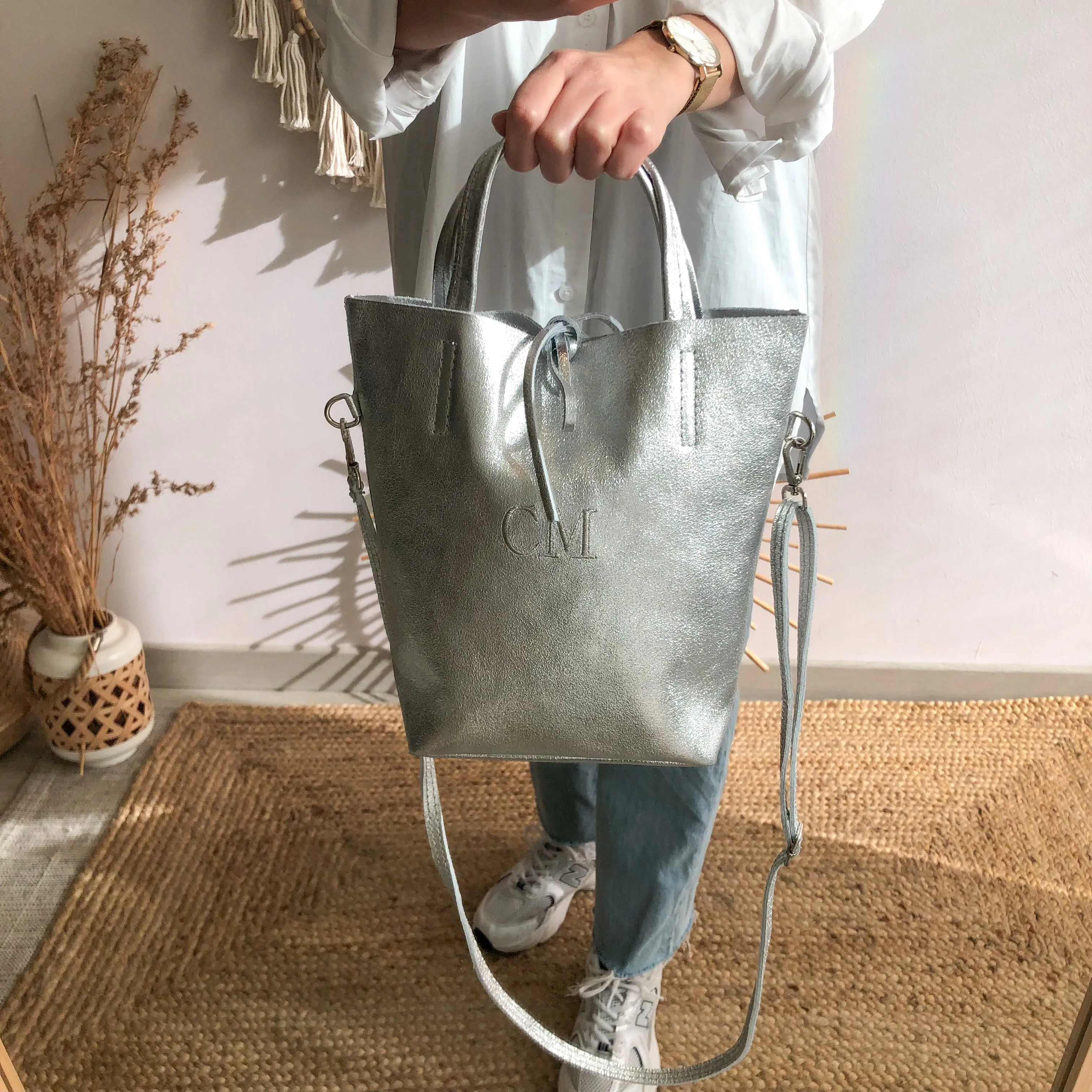 Bolso pequeo piel plata personalizado iniciales bordadas