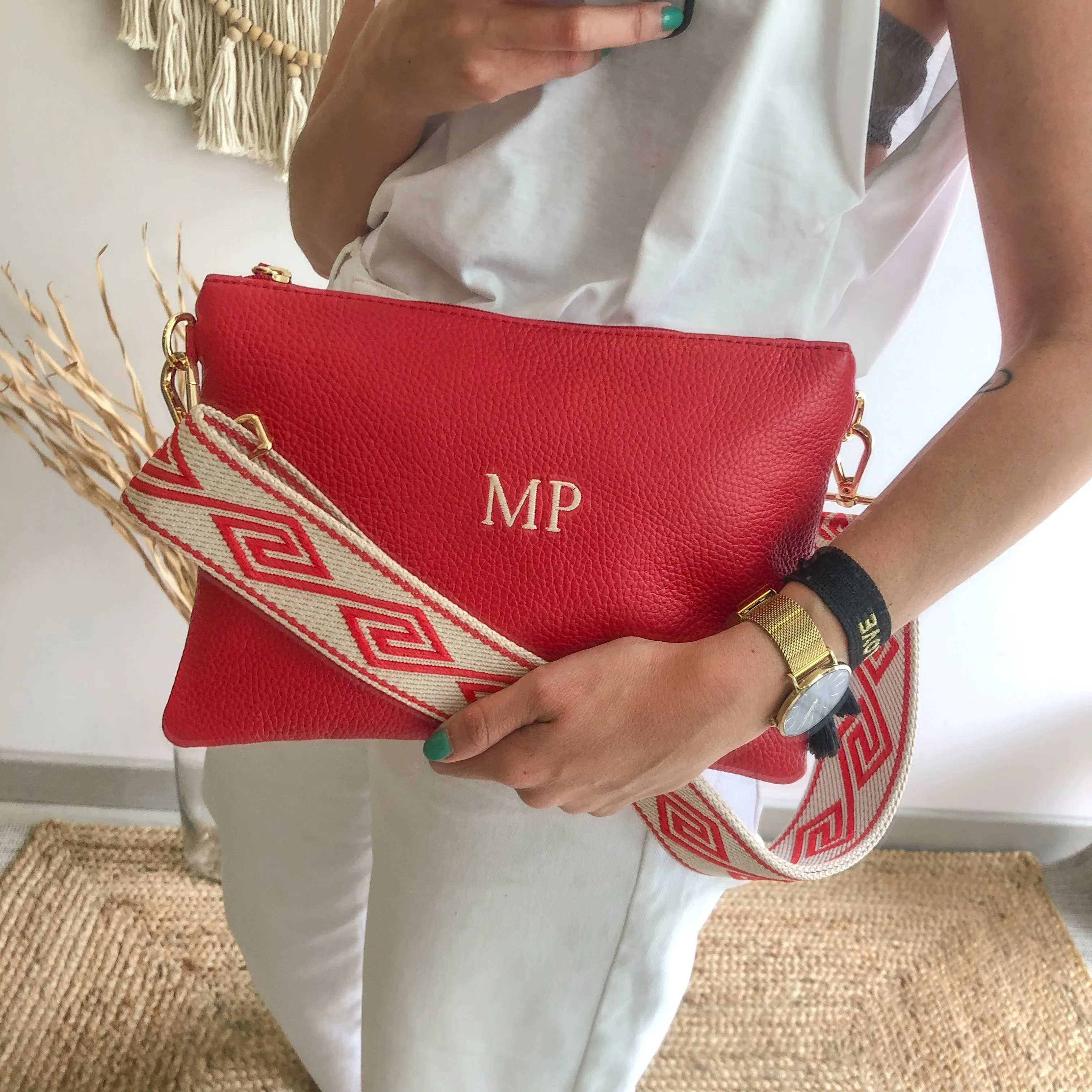 Bolso piel bandolera iniciales bordadas rojo