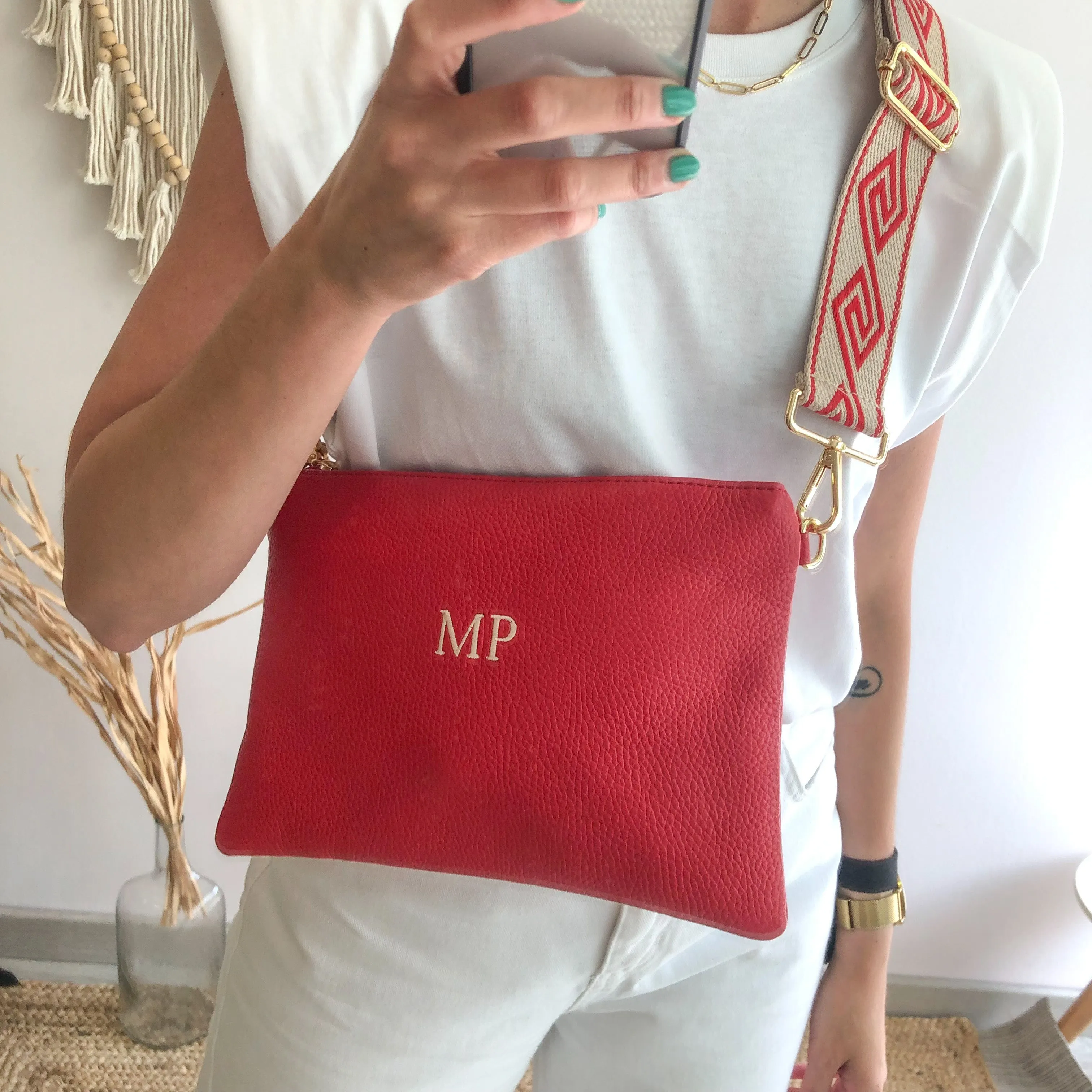 Bolso piel bandolera iniciales bordadas rojo