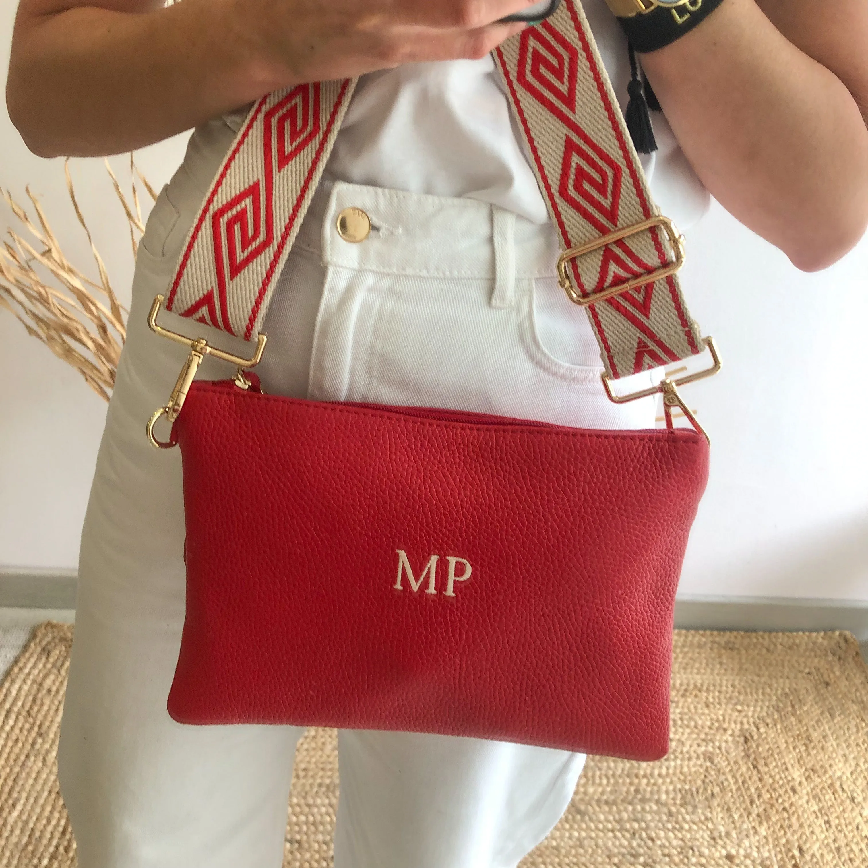 Bolso piel bandolera iniciales bordadas rojo