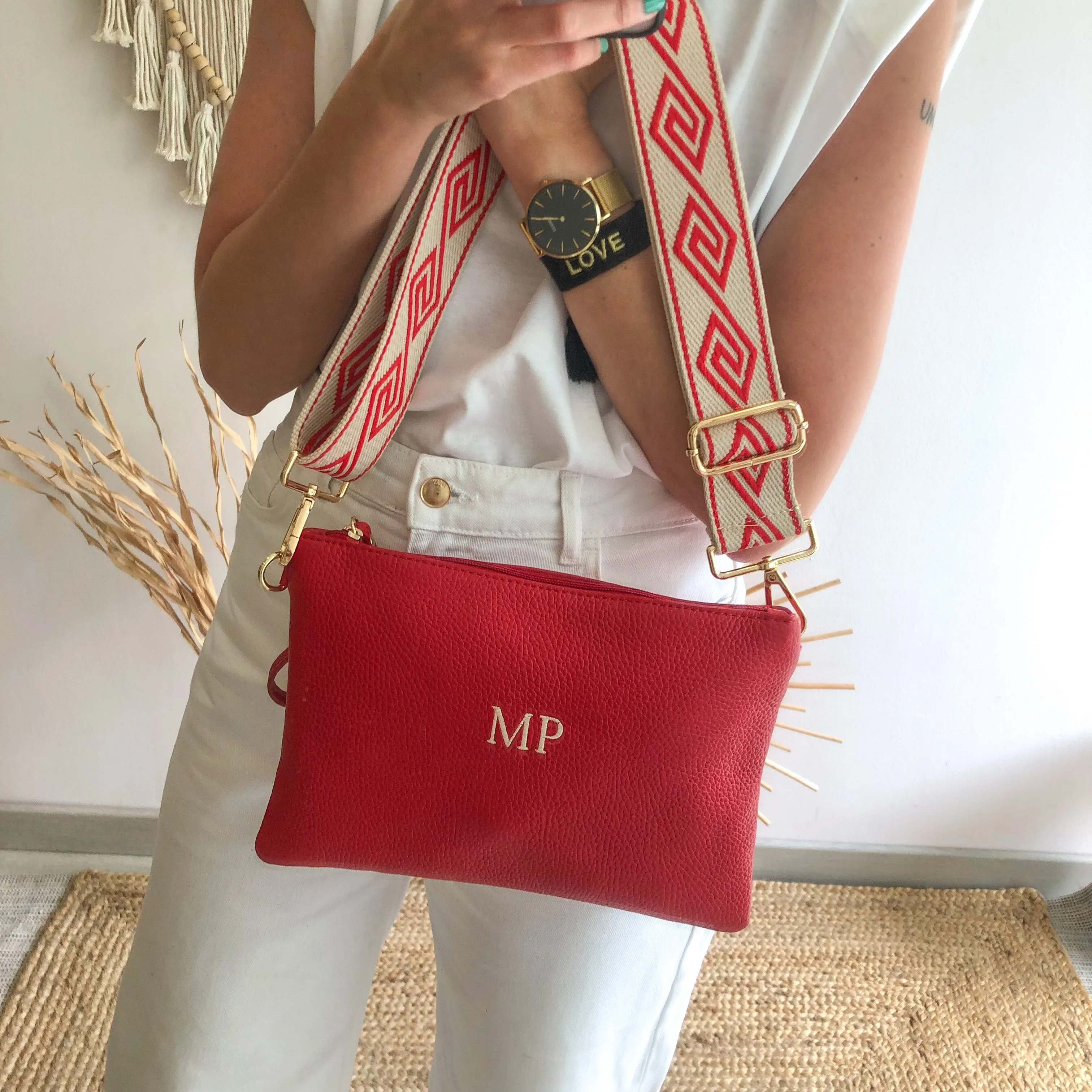 Bolso piel bandolera iniciales bordadas rojo