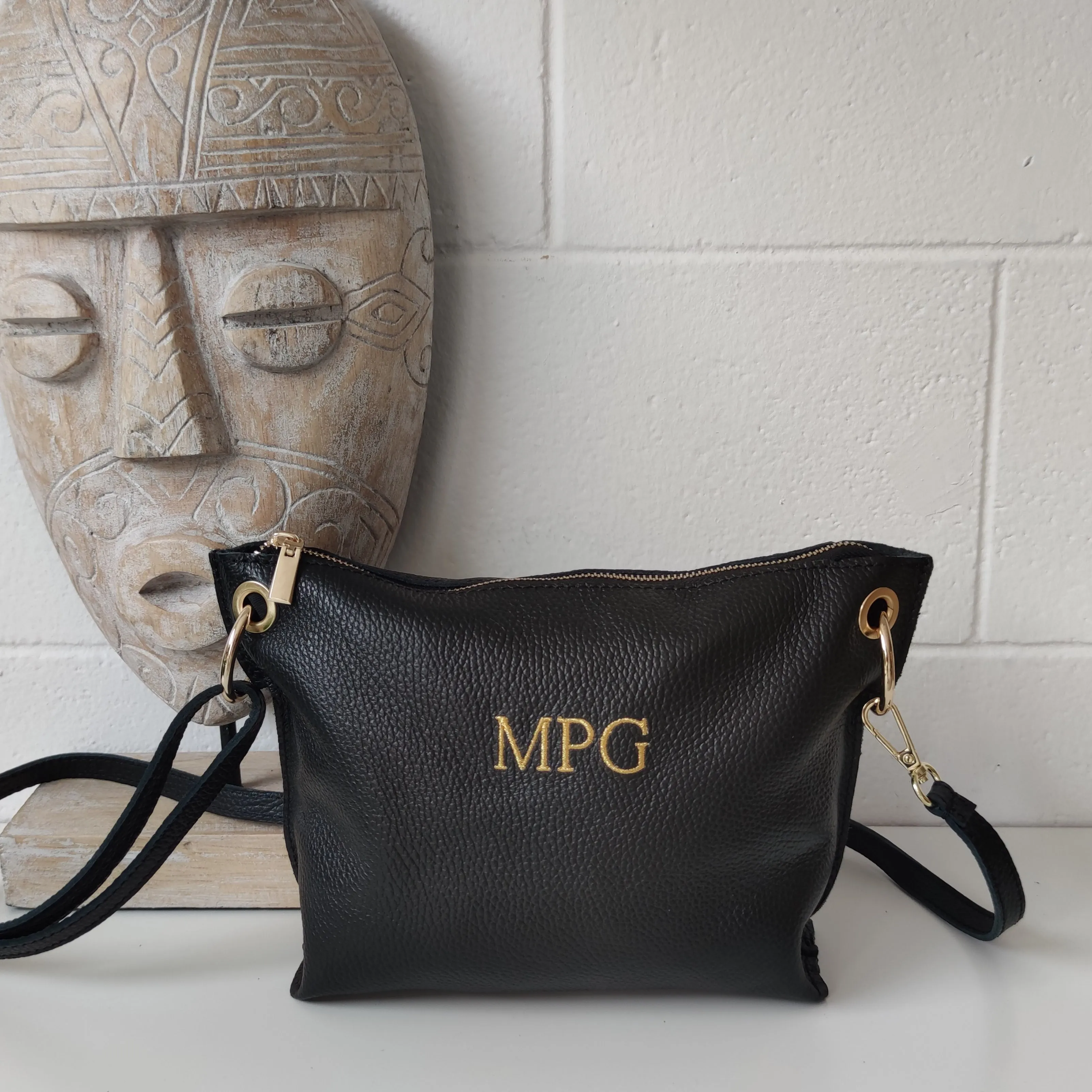Bolso trapecio piel negro iniciales bordadas