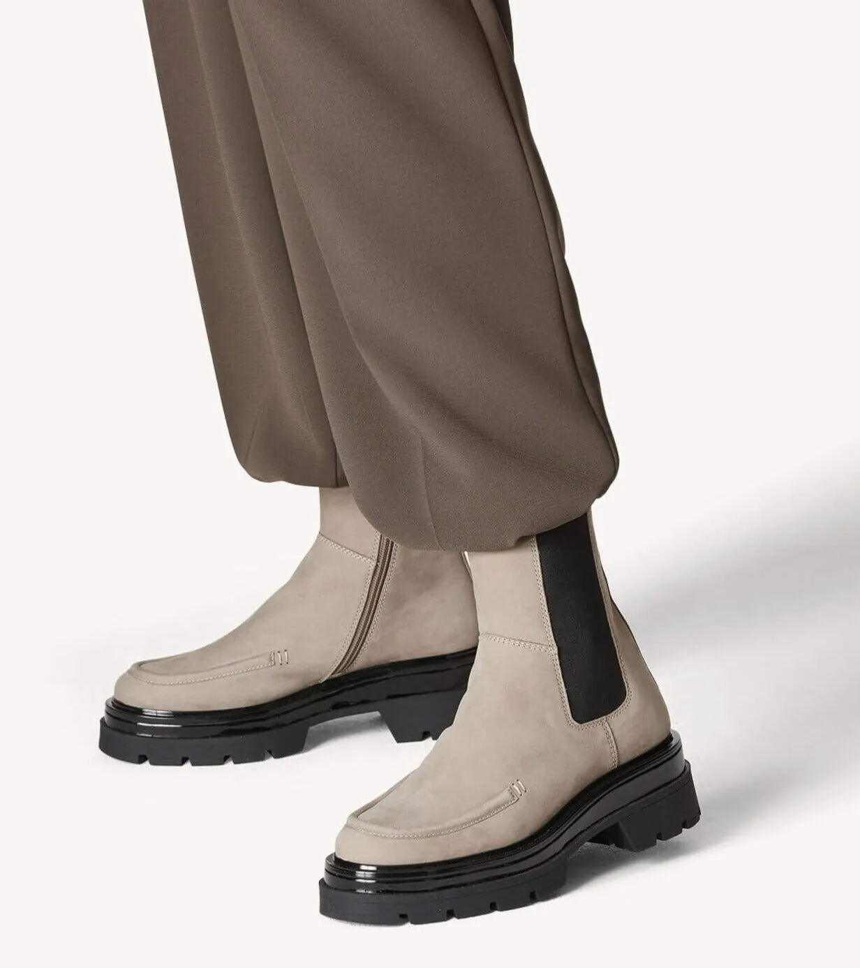 Botines en nobuck taupe con bordón