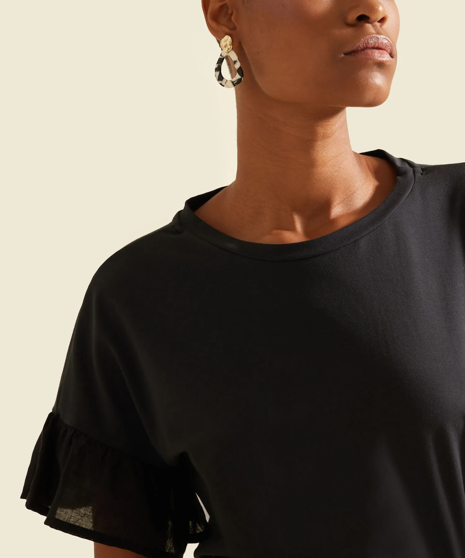 CAMISETA UNICOLOR MANGA CORTA, CUELLO REDONDO, CUERPO EN TEJIDO DE PUNTO, MANGAS EN TEJIDO PLANO CON
