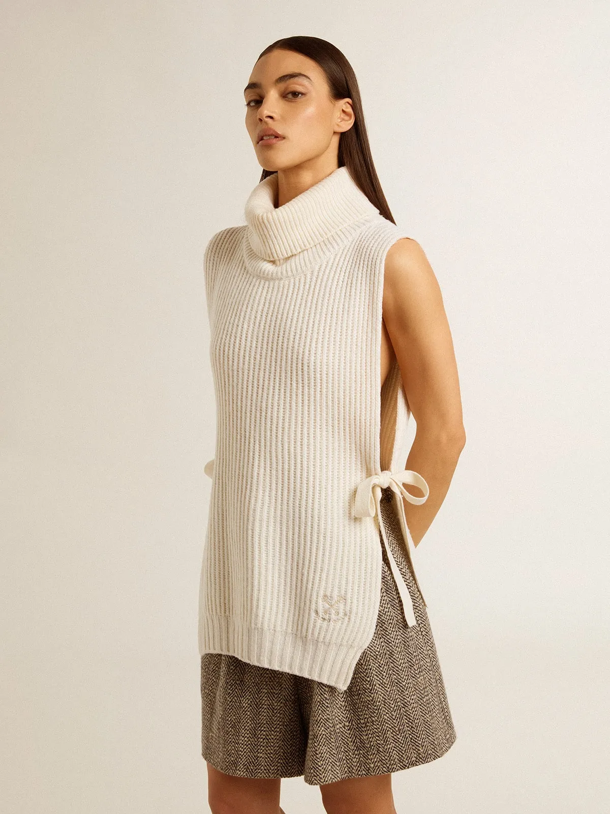 Chaleco de lana con cuello alto unisex en punto canalé de color blanco