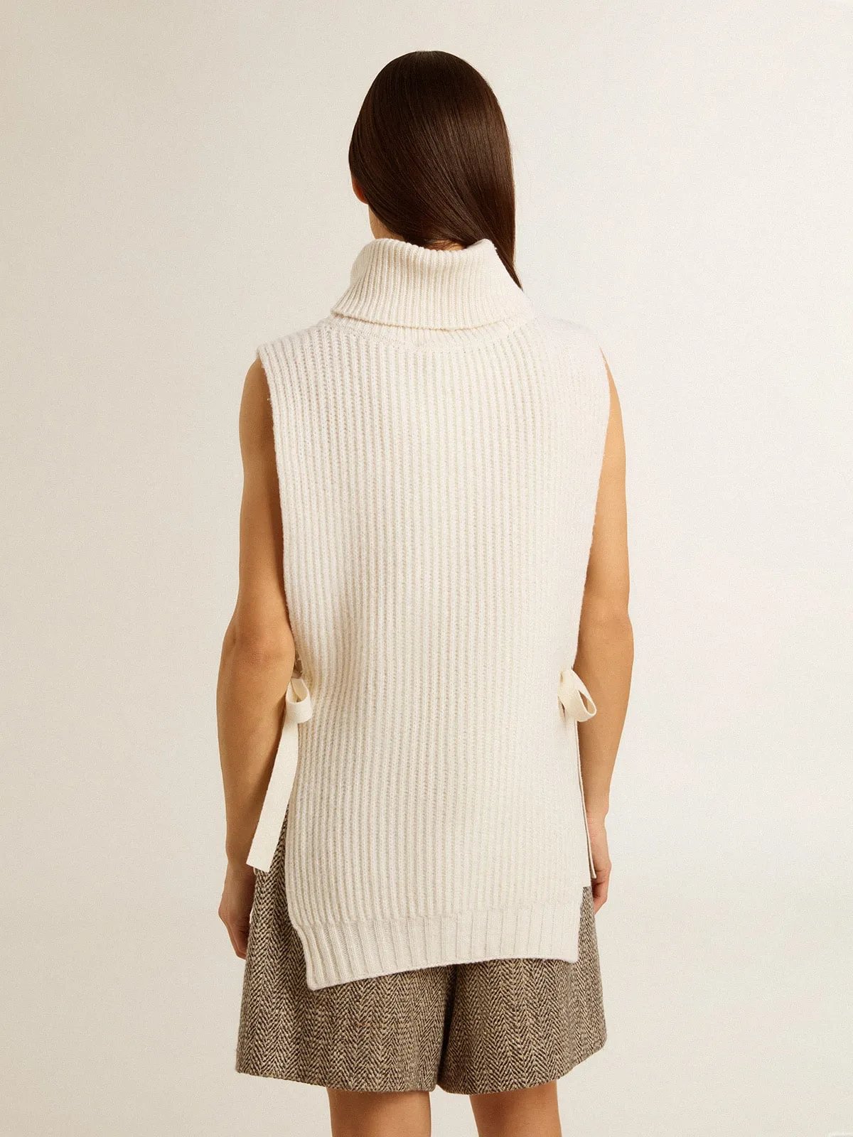Chaleco de lana con cuello alto unisex en punto canalé de color blanco