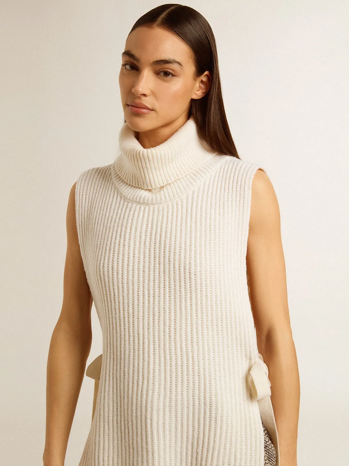 Chaleco de lana con cuello alto unisex en punto canalé de color blanco