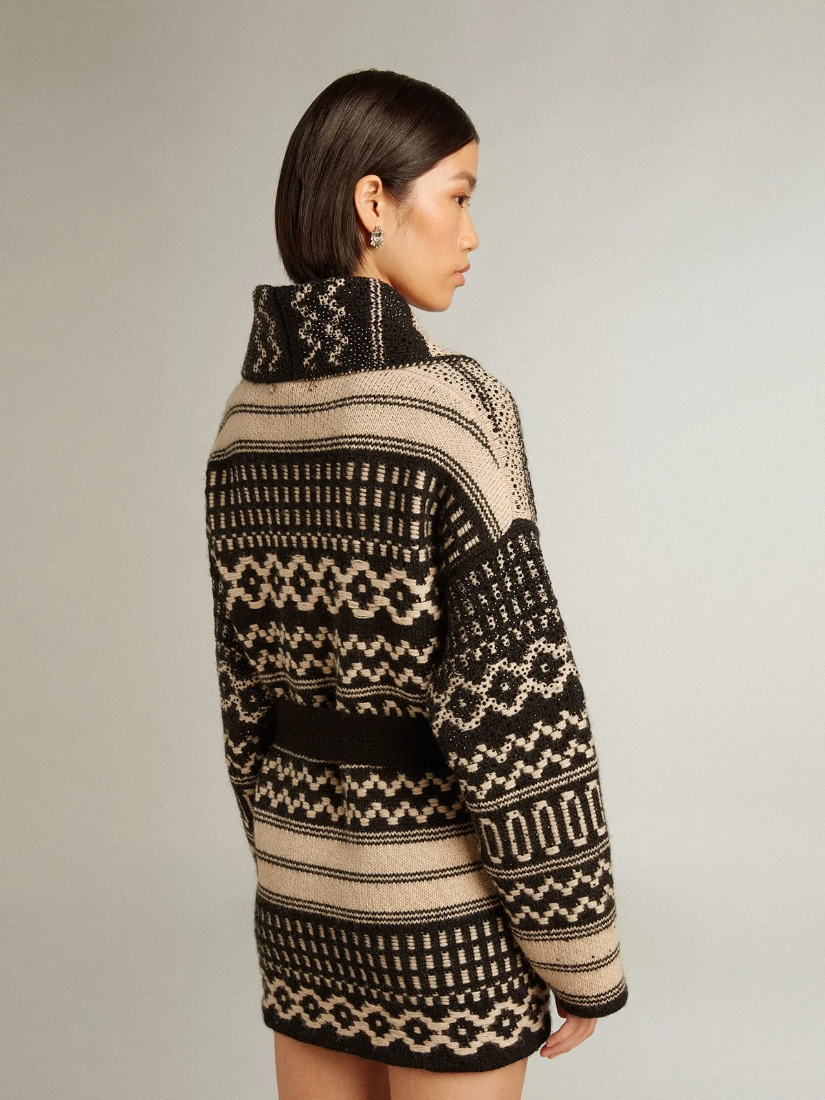 Cárdigan color crudo de mujer de lana con motivo jacquard y cinturón