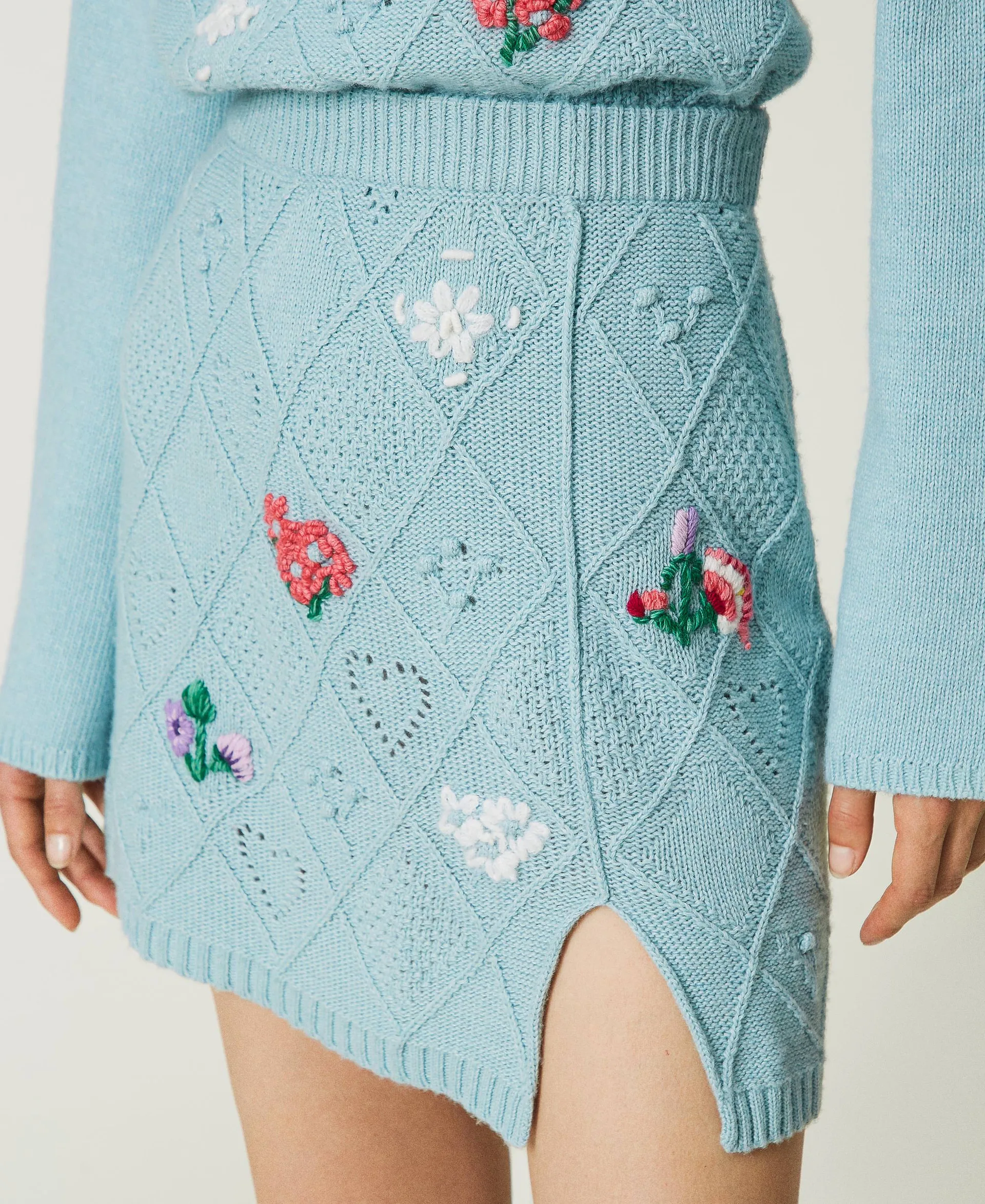 Minifalda con bordados a mano en tejido Treeblend