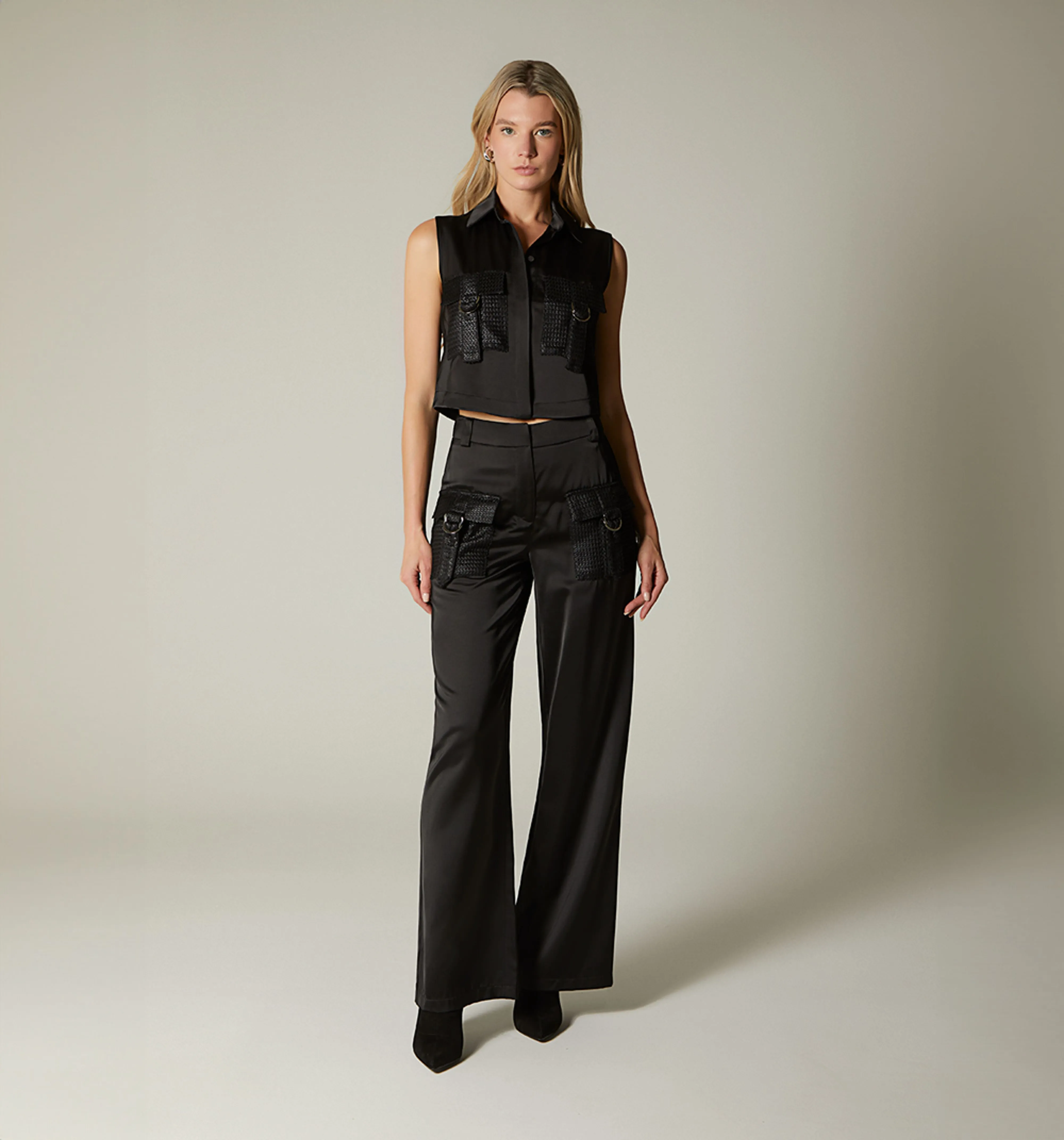 Pantalon tiro alto con bolsillos en dela