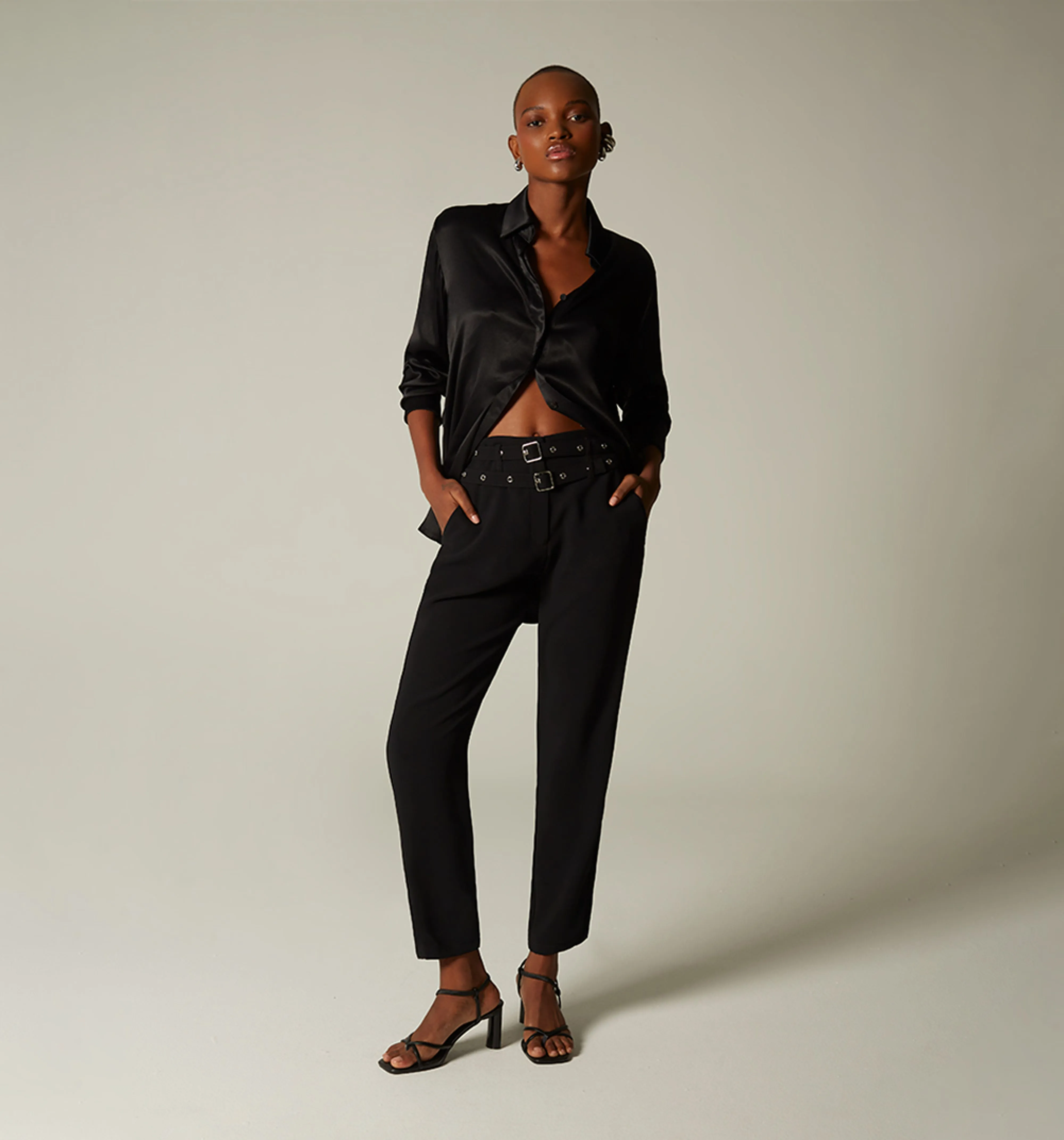 Pantalon tiro alto con doble correa