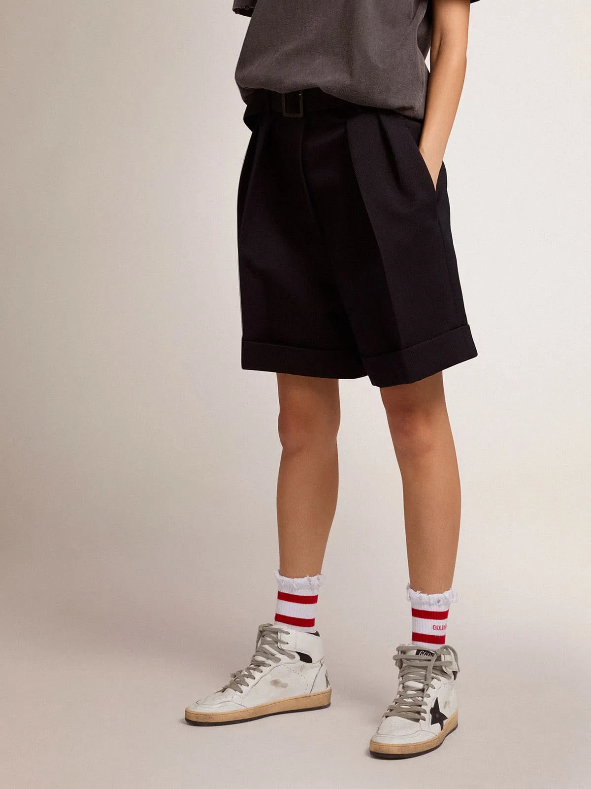 Pantalones cortos de gabardina de lana negros con cinturón para mujer