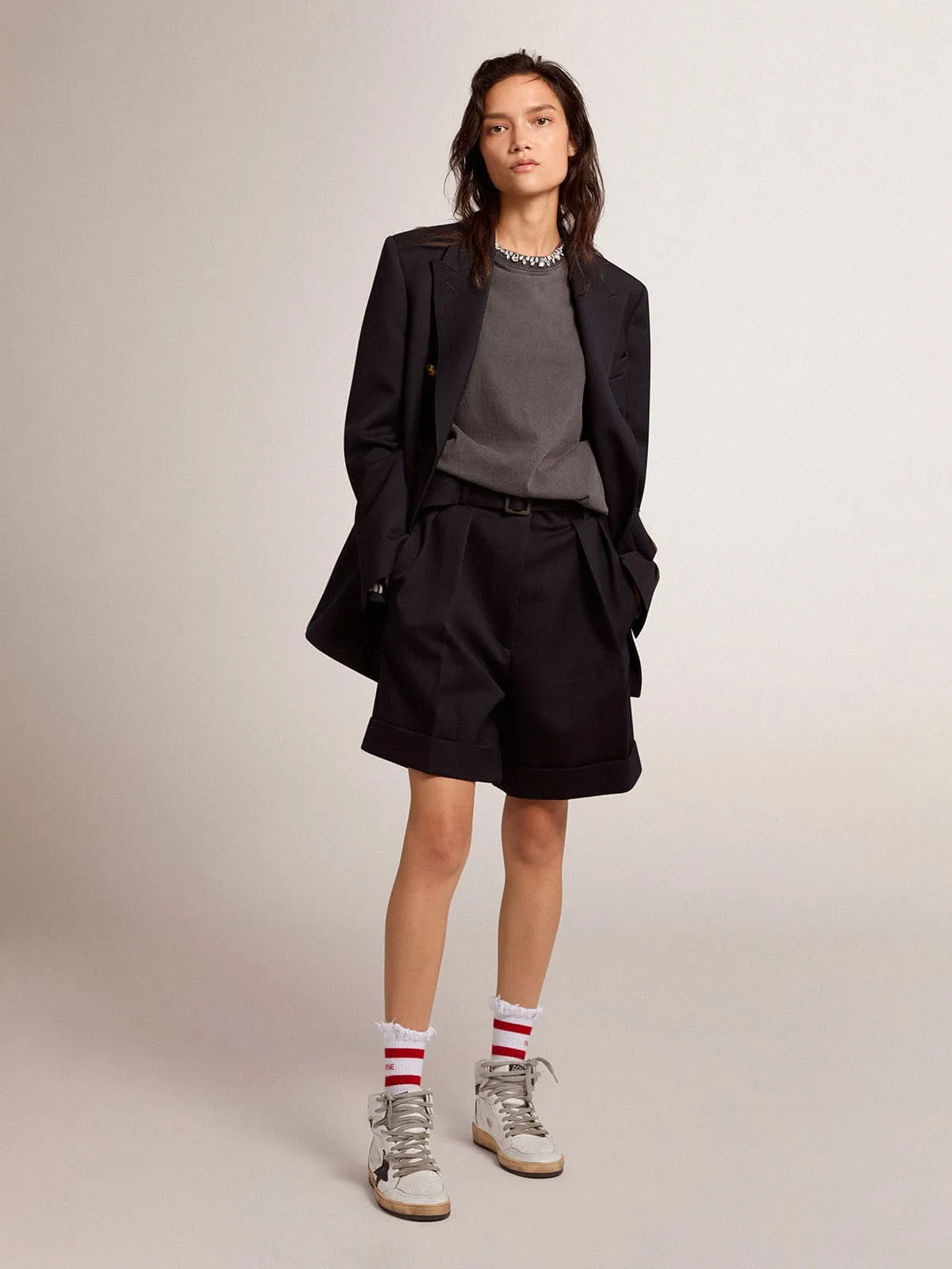 Pantalones cortos de gabardina de lana negros con cinturón para mujer