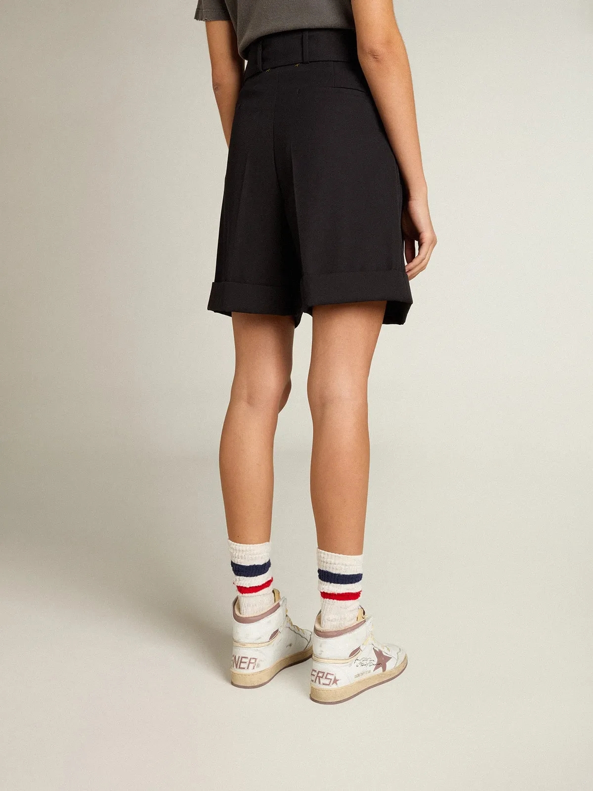 Pantalones cortos de gabardina de lana negros con cinturón para mujer