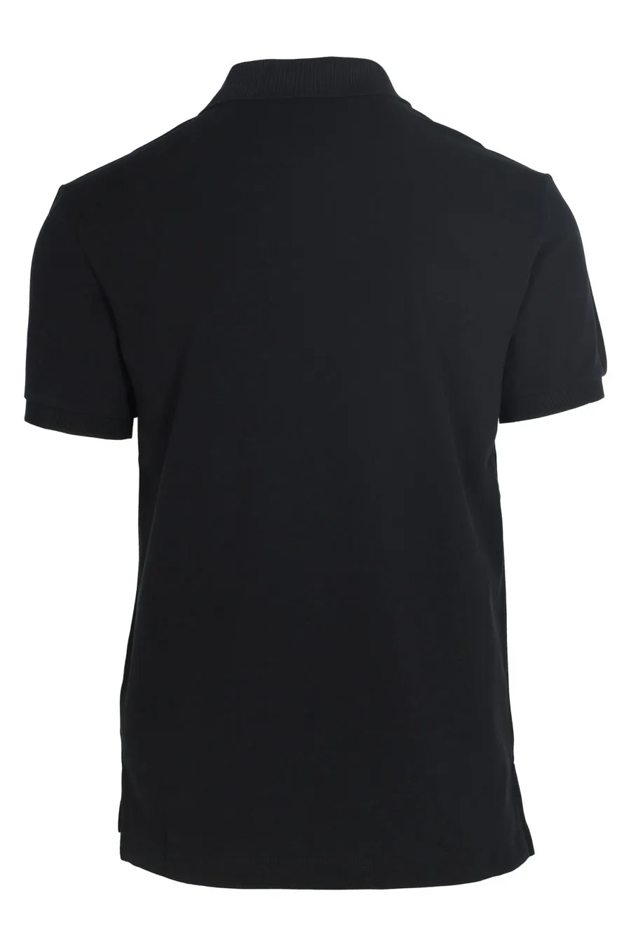 Polo negro con logo dorado