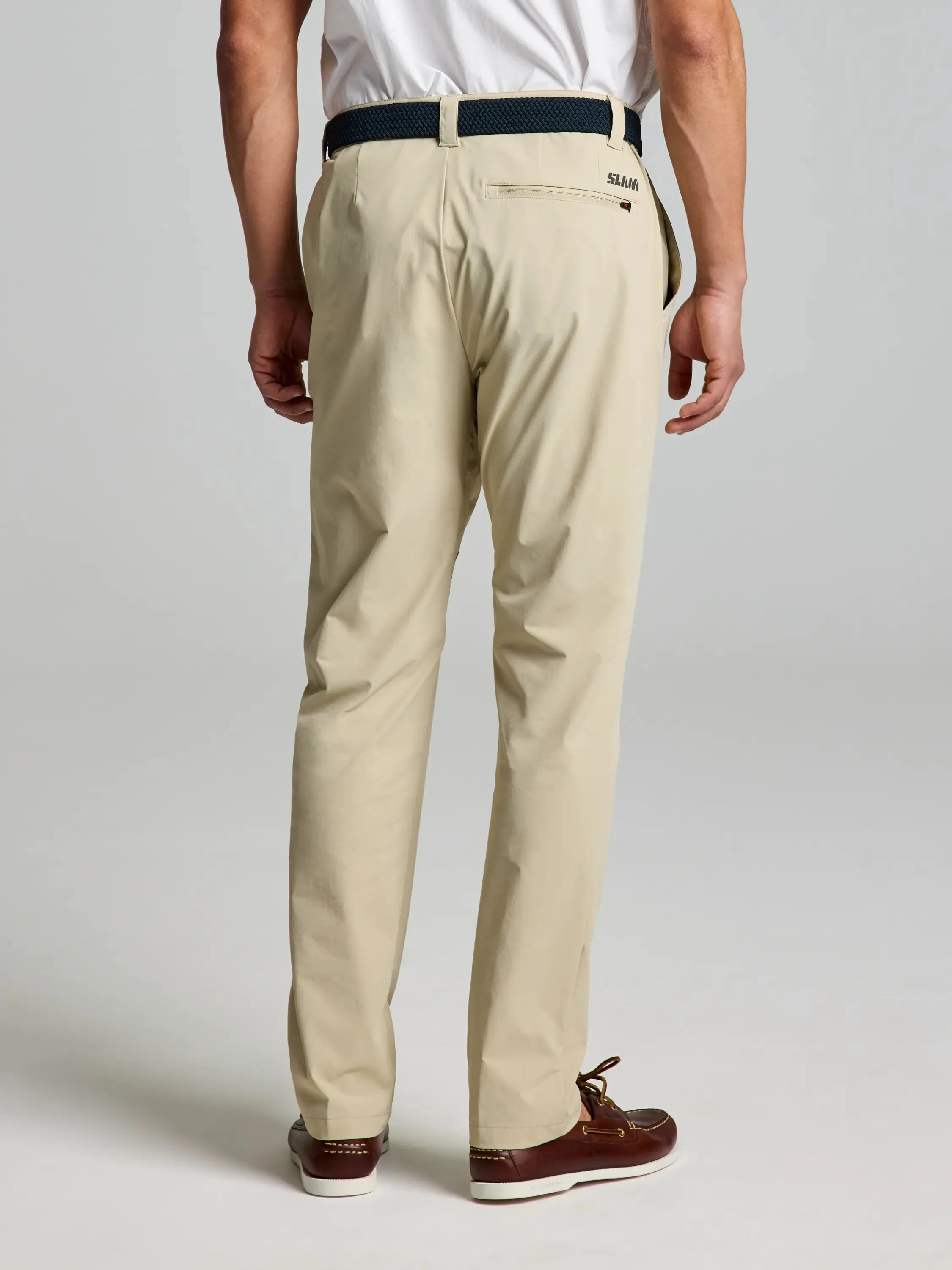 TECH CHINO PANT Pantalón de Tejido Técnico para Hombre