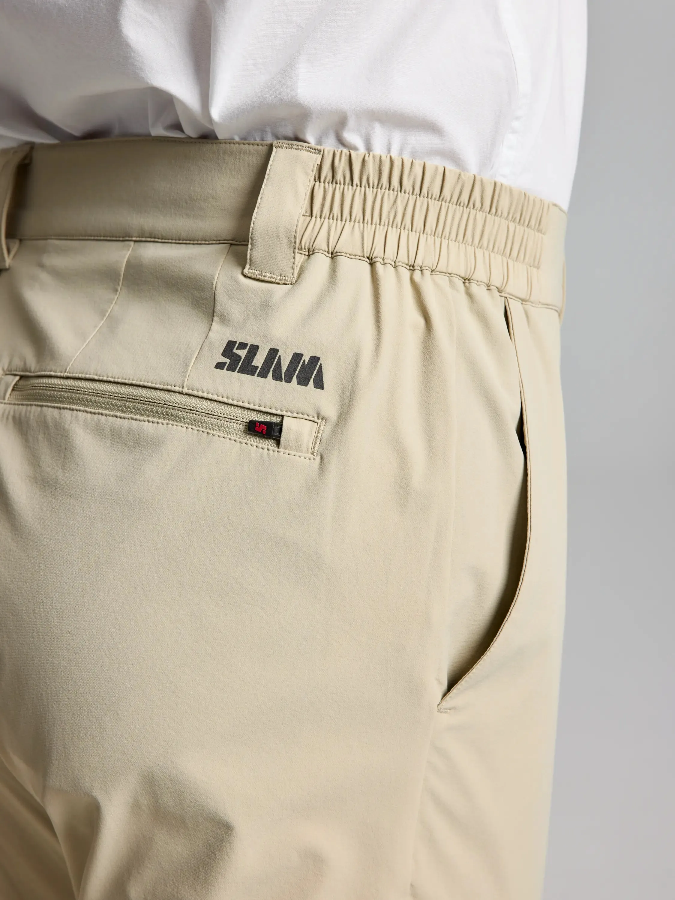 TECH CHINO PANT Pantalón de Tejido Técnico para Hombre