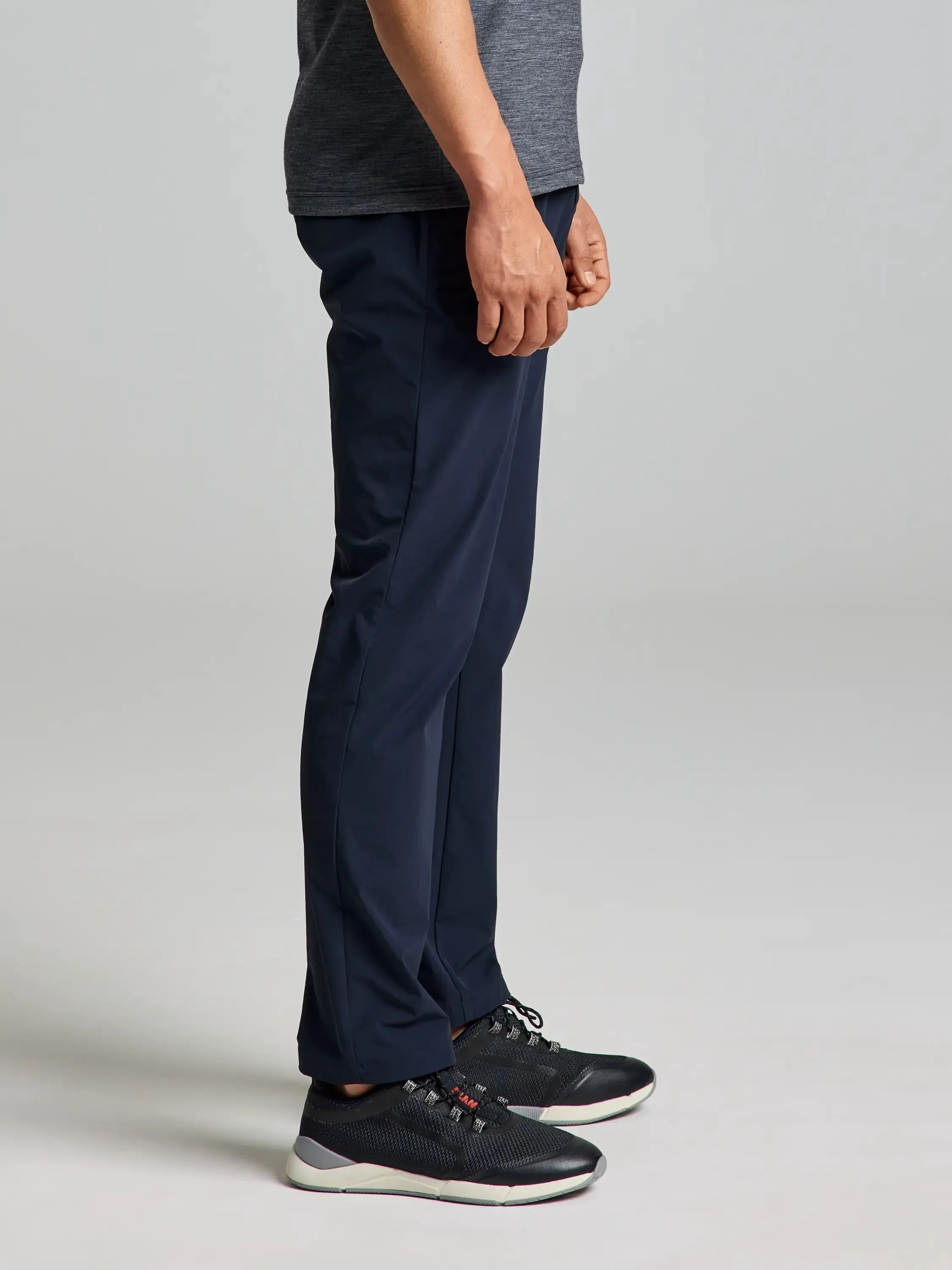 TECH CHINO PANT Pantalón de Tejido Técnico para Hombre