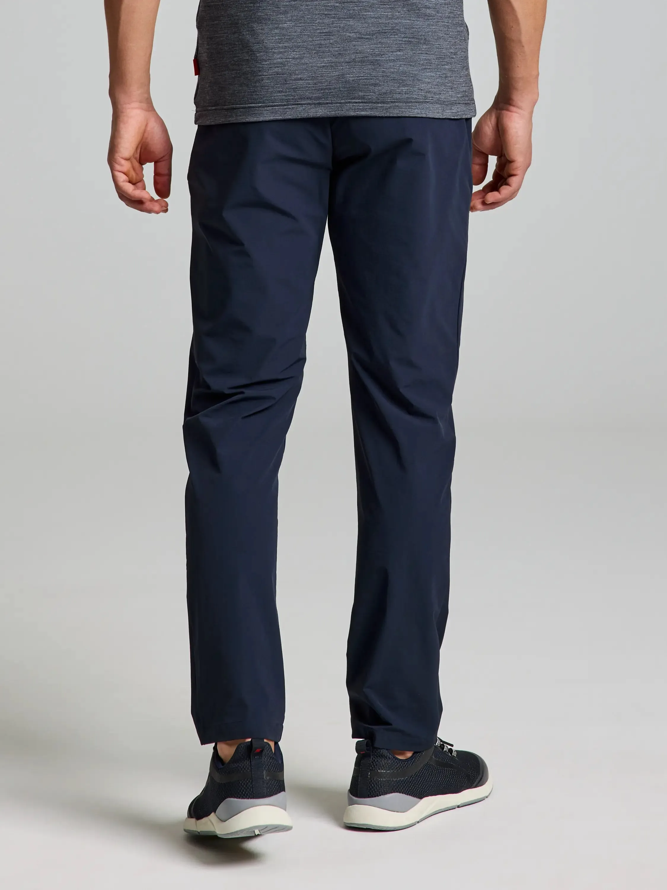 TECH CHINO PANT Pantalón de Tejido Técnico para Hombre