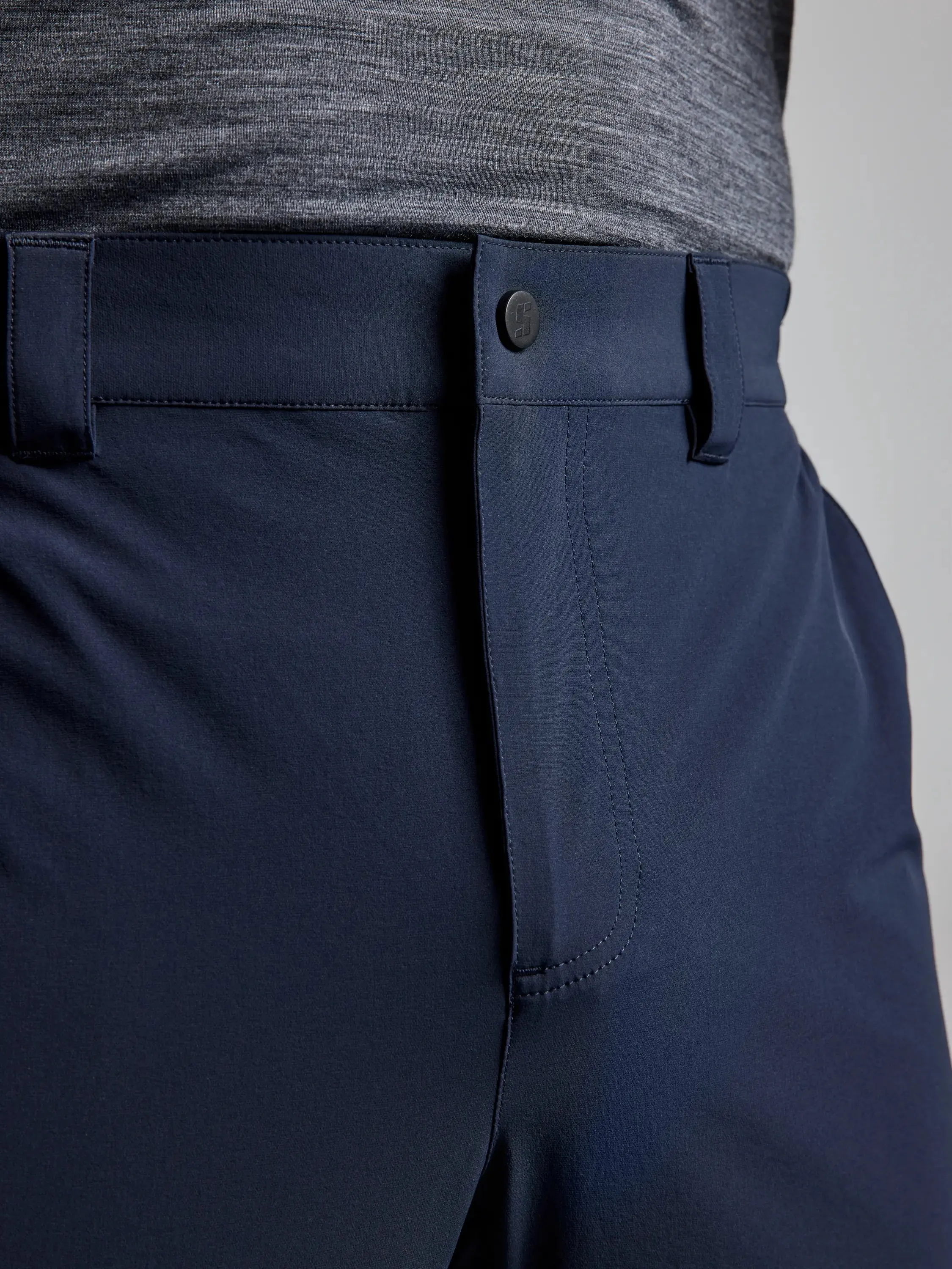 TECH CHINO PANT Pantalón de Tejido Técnico para Hombre