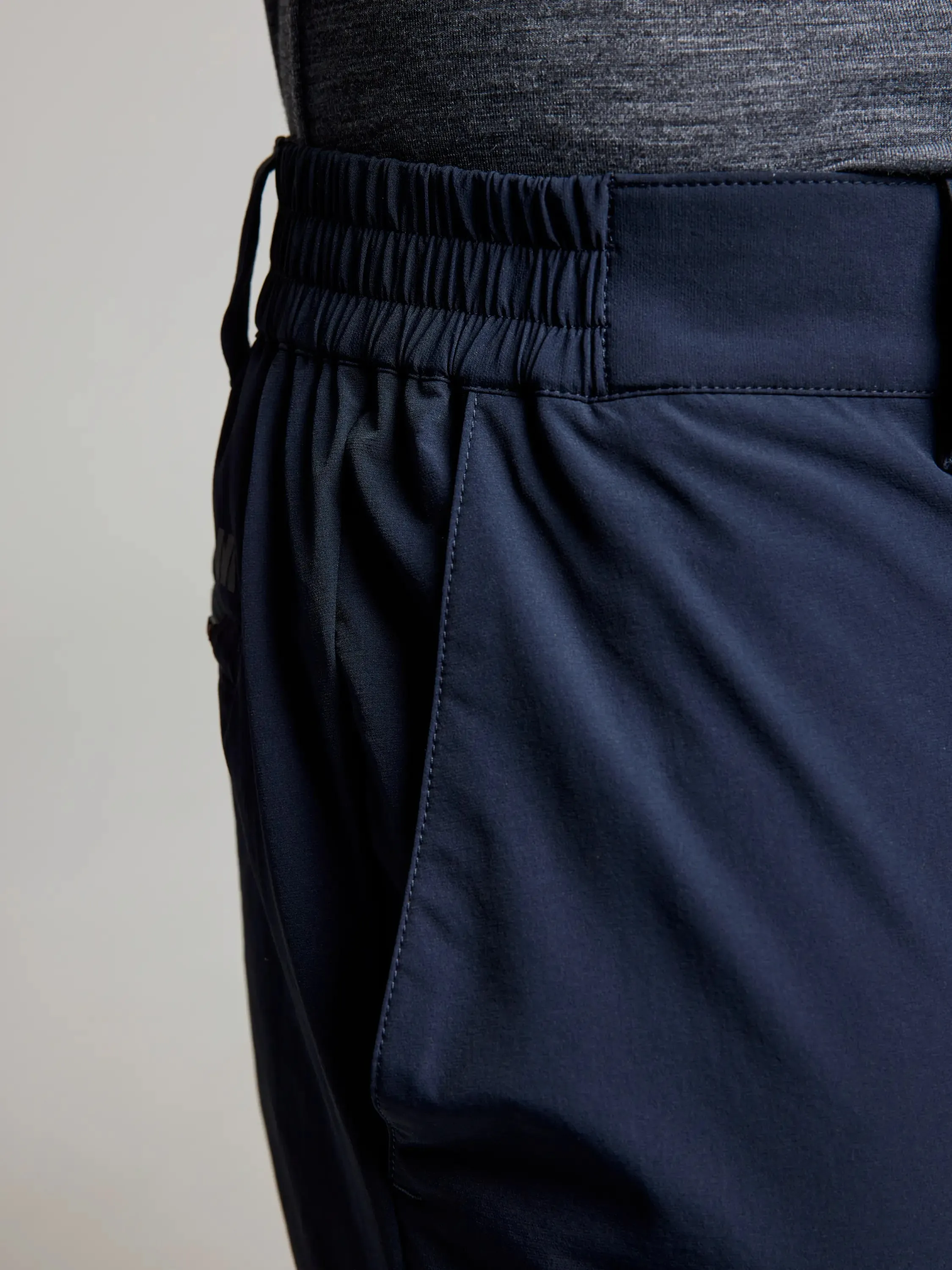 TECH CHINO PANT Pantalón de Tejido Técnico para Hombre