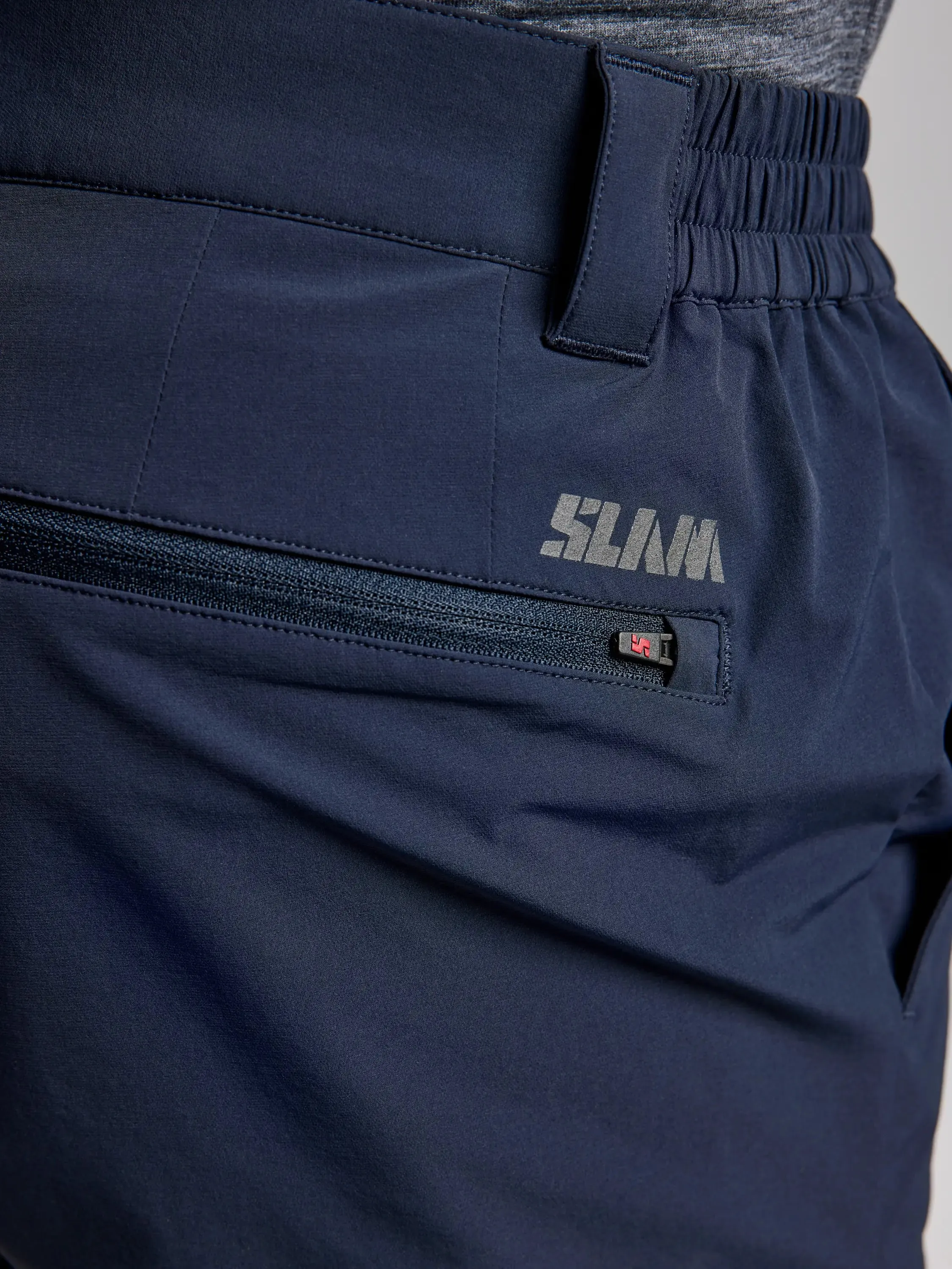 TECH CHINO PANT Pantalón de Tejido Técnico para Hombre