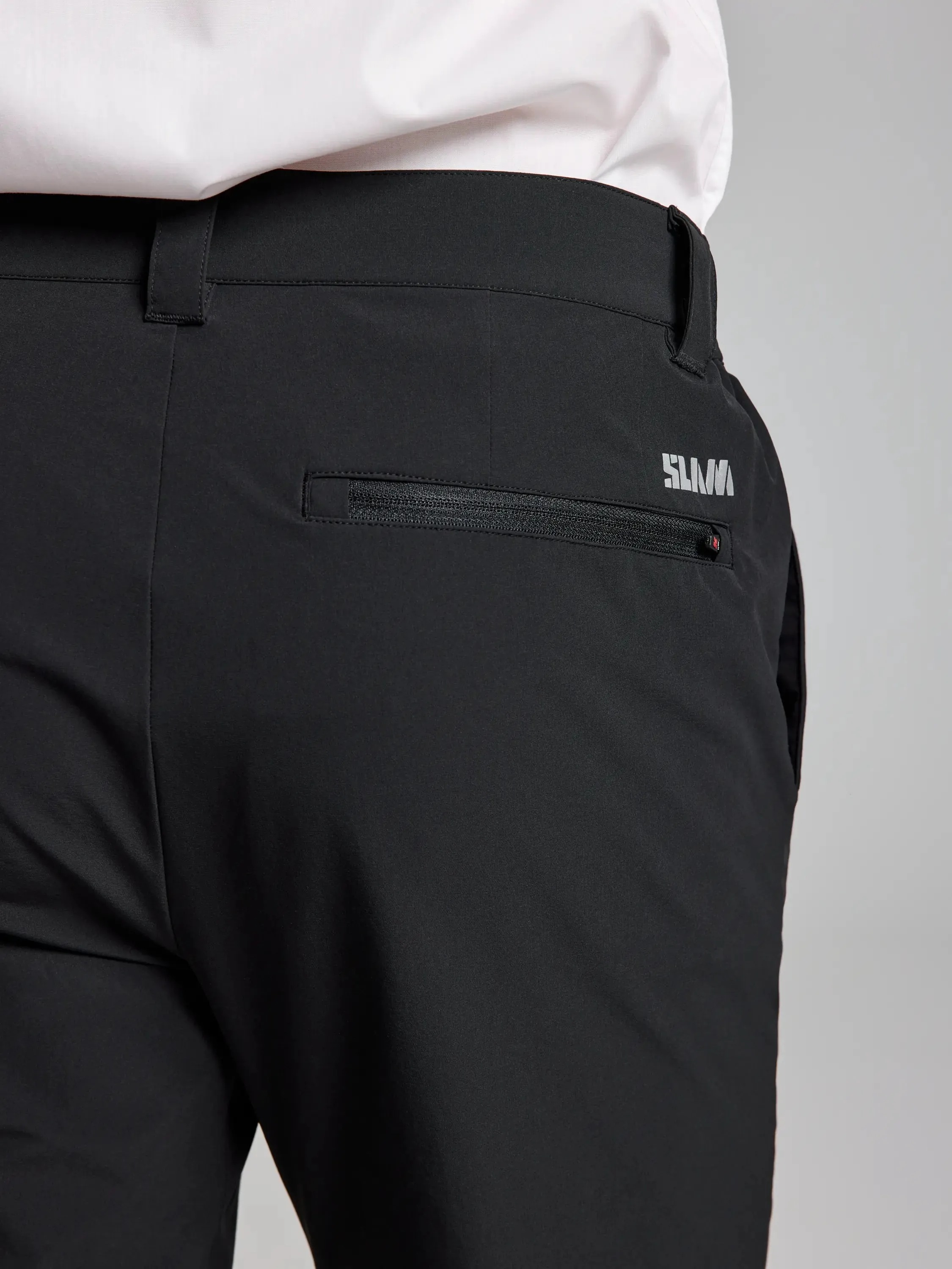 TECH CHINO PANT Pantalón de Tejido Técnico para Hombre