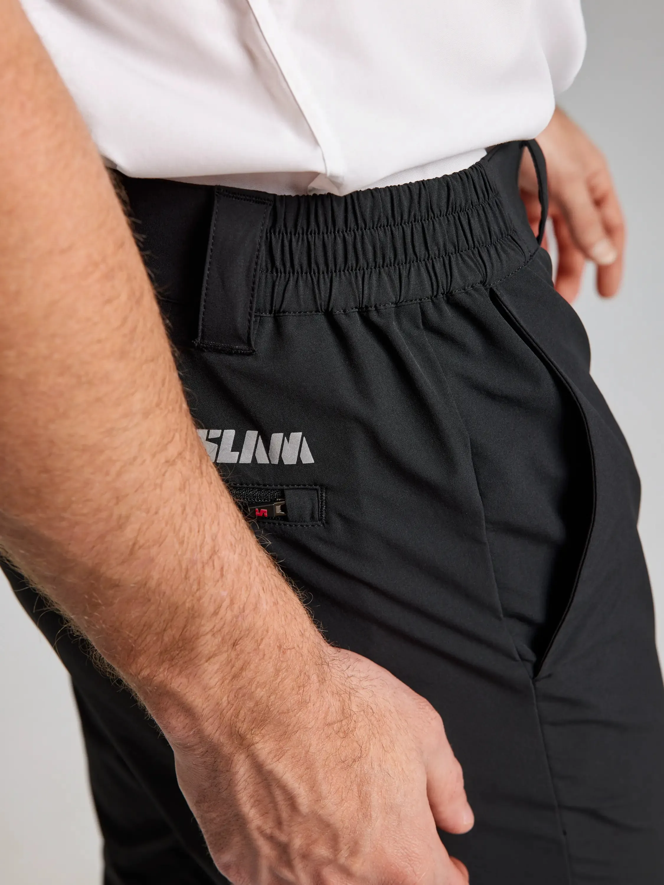 TECH CHINO PANT Pantalón de Tejido Técnico para Hombre