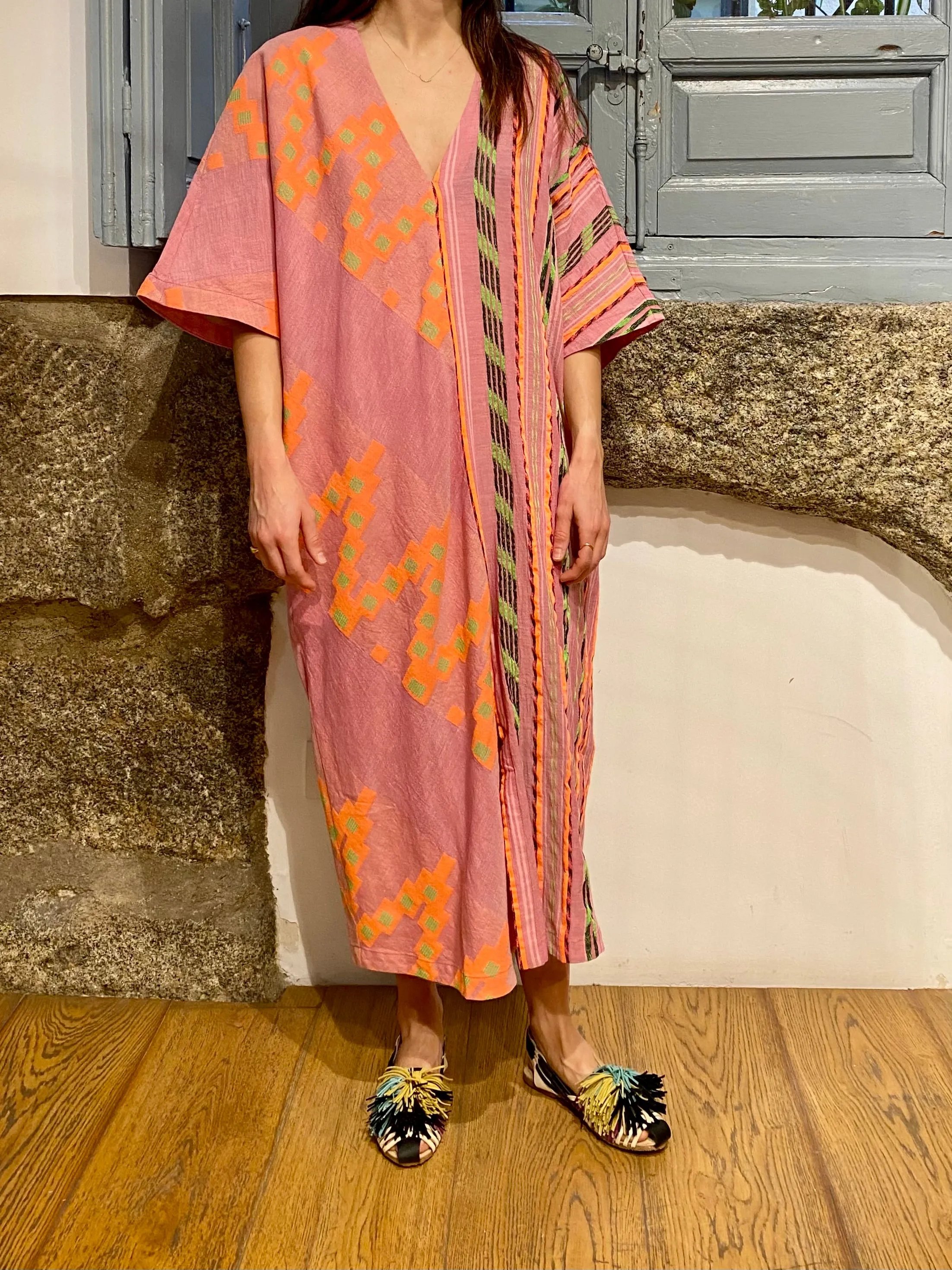 VESTIDO KAFTAN BORADOS ROSA