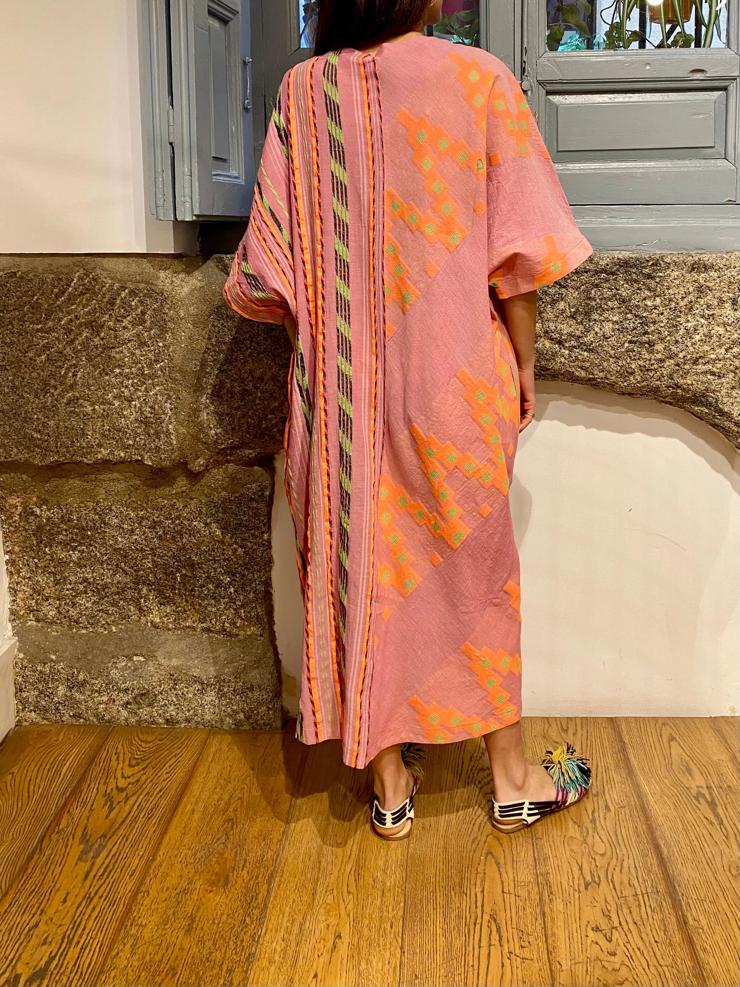 VESTIDO KAFTAN BORADOS ROSA